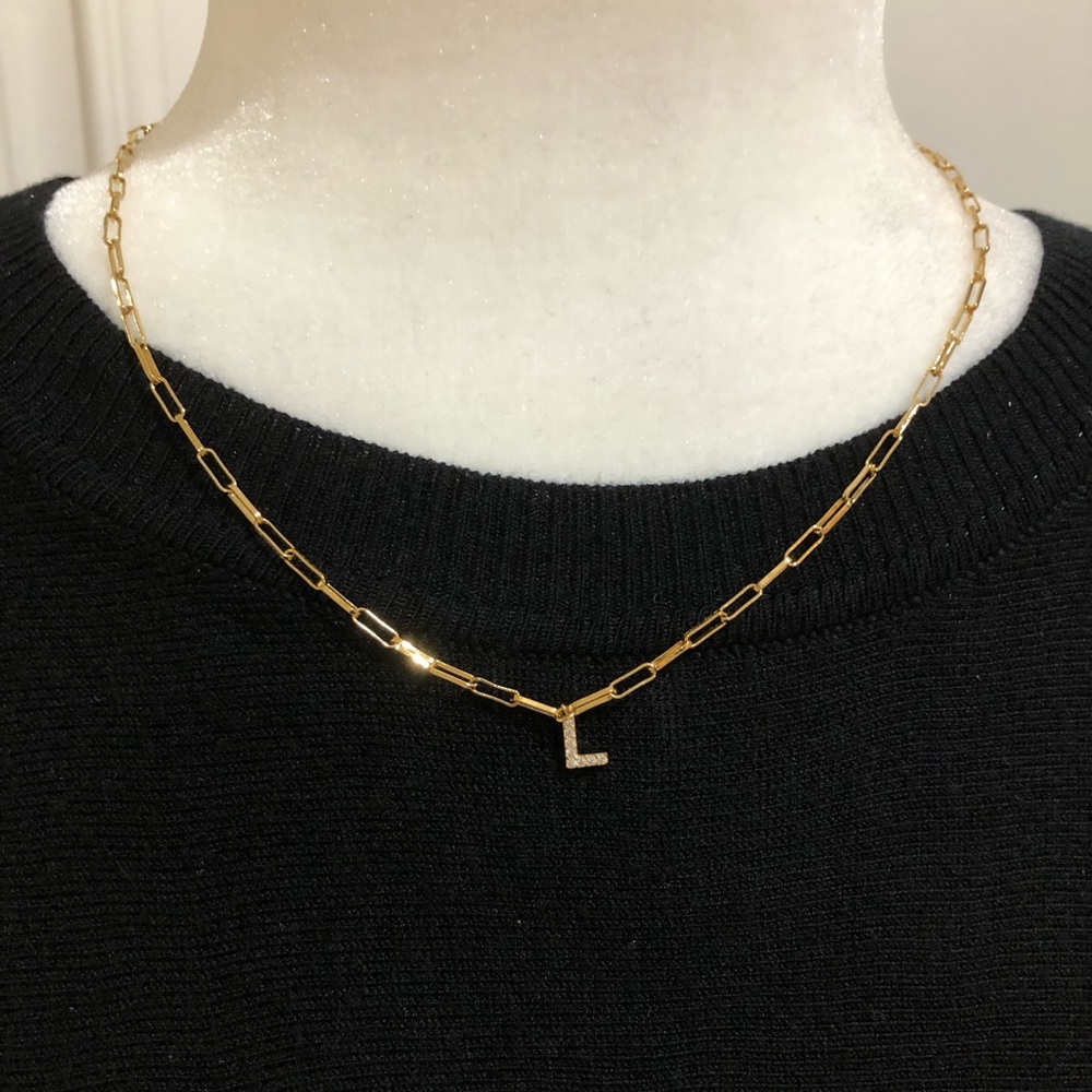 PAPER CLIP POLISHED GOLD TONED CHAIN WITH CRYSTAL CHIP EMBEDDED LETTER “L”.